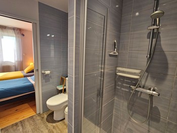 Salle d'eau avec toilettes commune pour la famille de 4 personnes "Les Baleines"