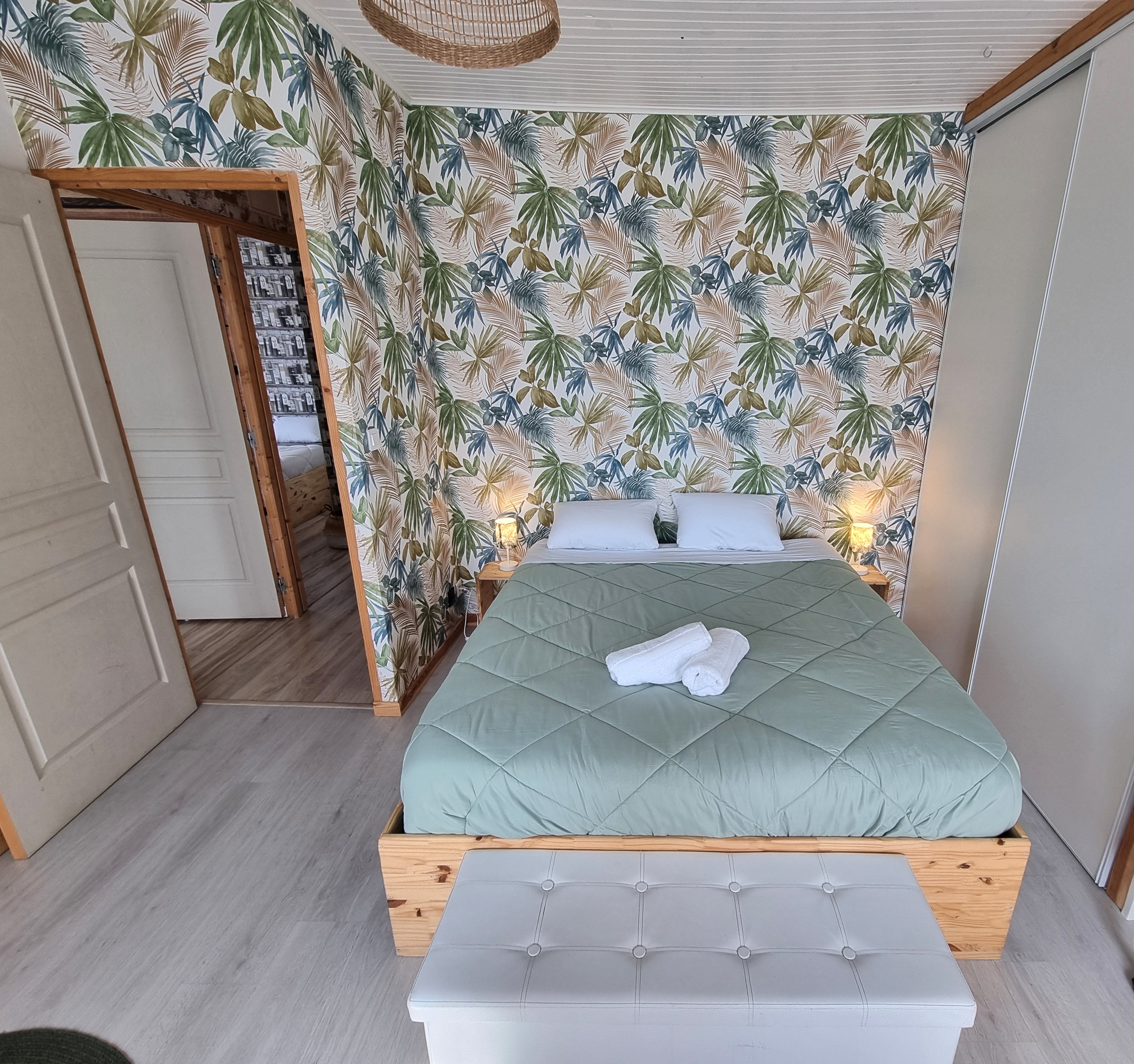 Chambre 3 « Verte » : 1 lit 160 cm × 200 cm (+ 1 lit pliant 1 personne disponible sur demande)