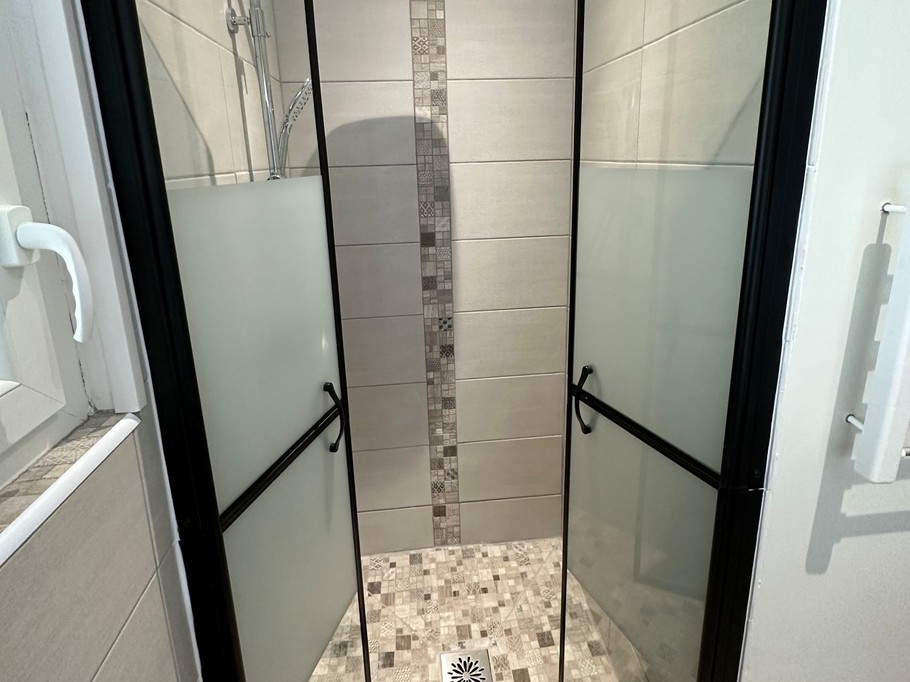 La douche de la salle d'eau