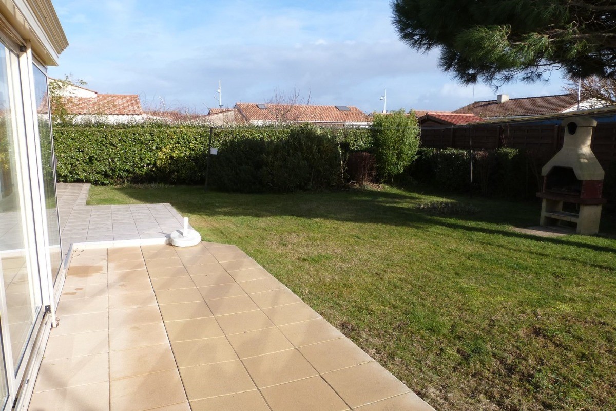 Jardin avec barbecue