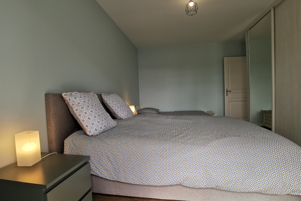 Chambre 2 avec grand placard penderie