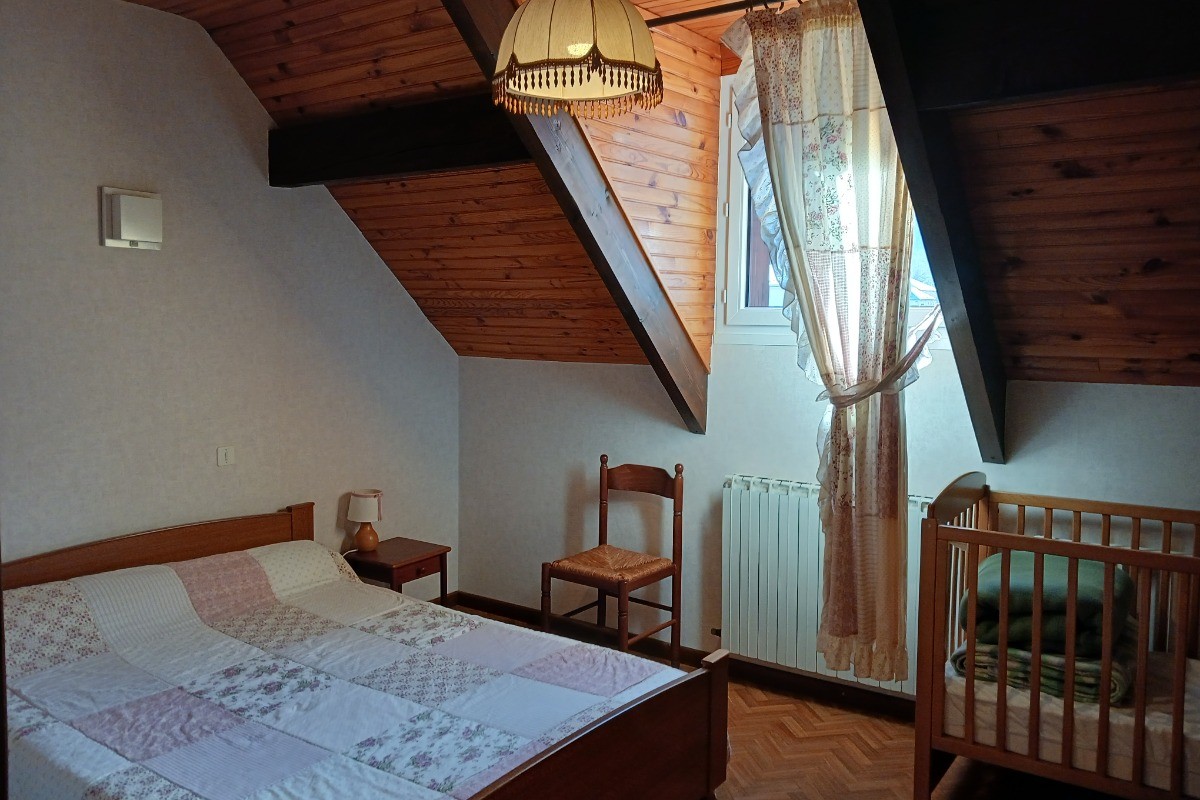 Chambre avec un lit 2 personnes et un lit bébé + armoire