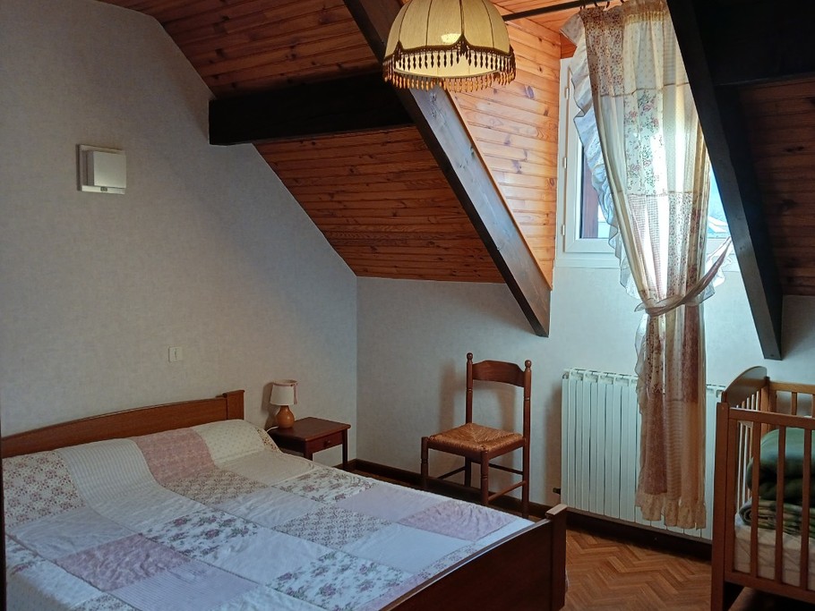 Chambre avec un lit 2 personnes et un lit bébé + armoire