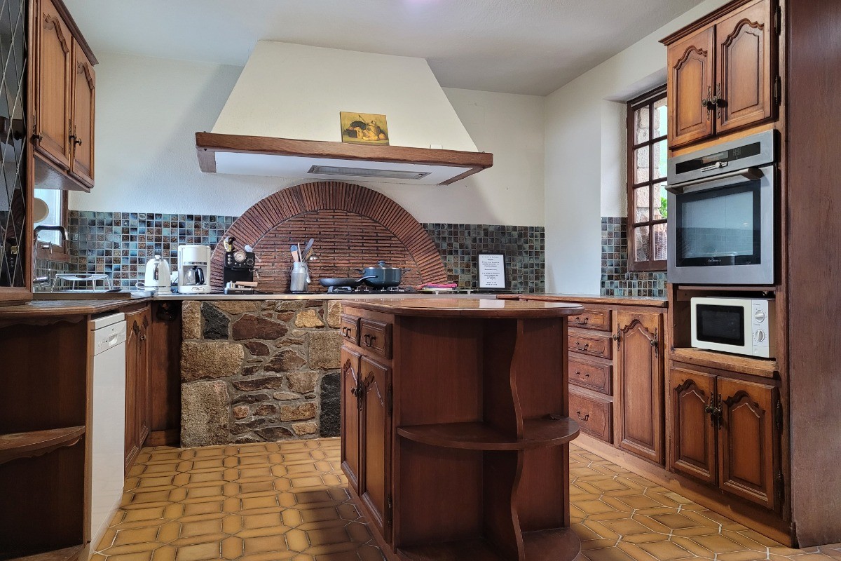 LE GOASTER-HENRY, gîte de Kerloury, grande capacité, espace cuisine salle à manger au RDC