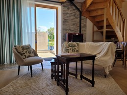 Le Cain, location de vacances, Clévacances, séjour-salon cuisine RDC