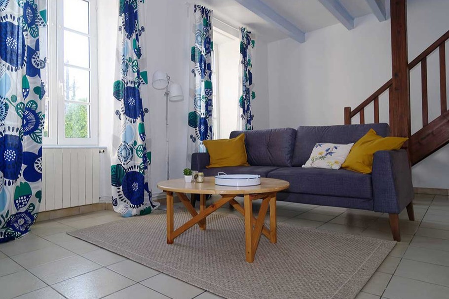 Pièce de vie avec un coin salon