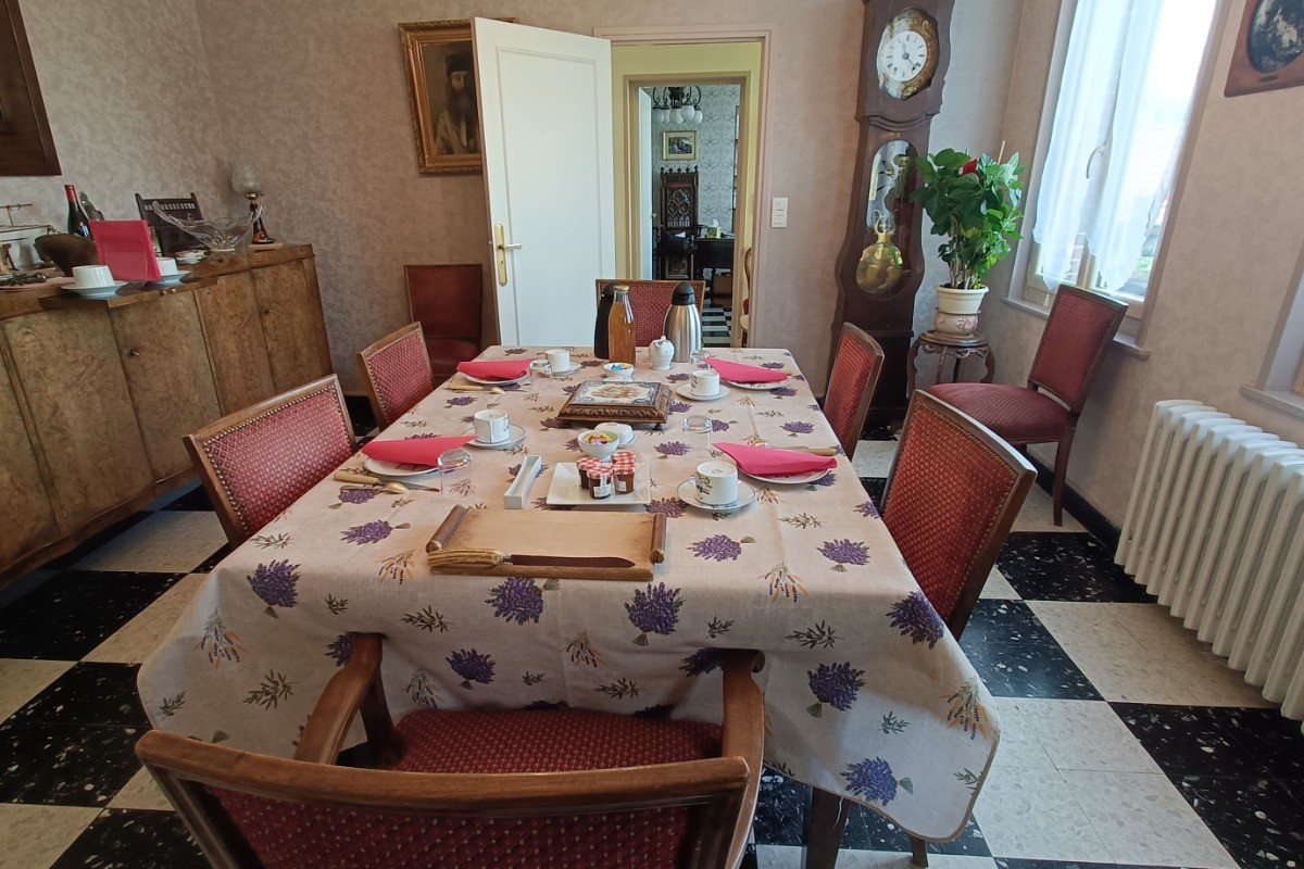 Chambre familiale des vergers - table petit déjeuner