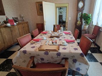 Chambre familiale des vergers - table petit déjeuner