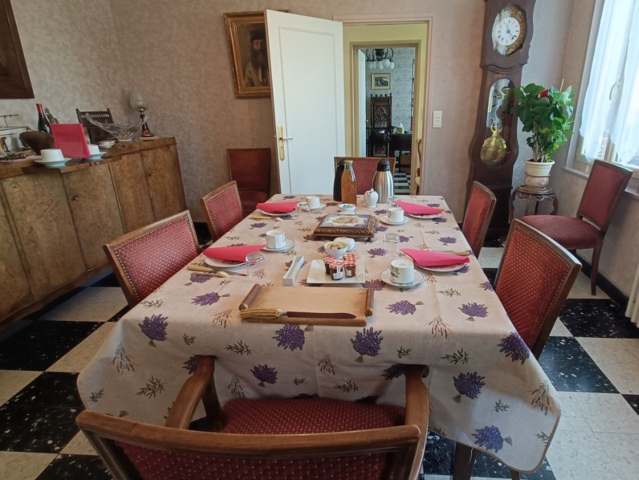Chambre familiale des vergers - table petit déjeuner