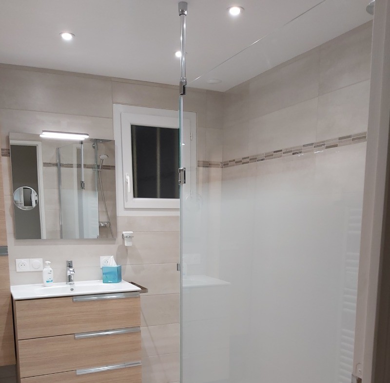 Location Clévacances - VanHeuverswyn, Plouha - Villa façade coté mer - salle d'eau au rez-de-chaussée