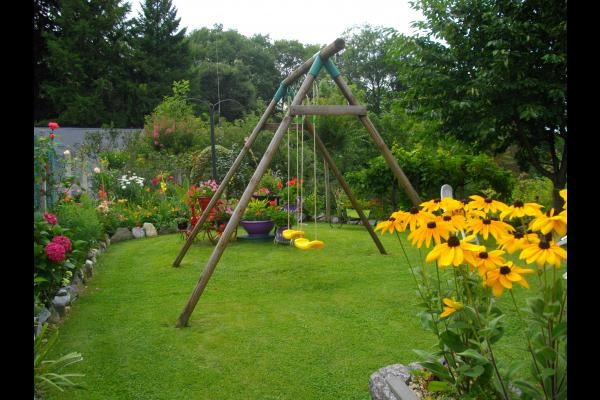 balançoire et jardin fleuri