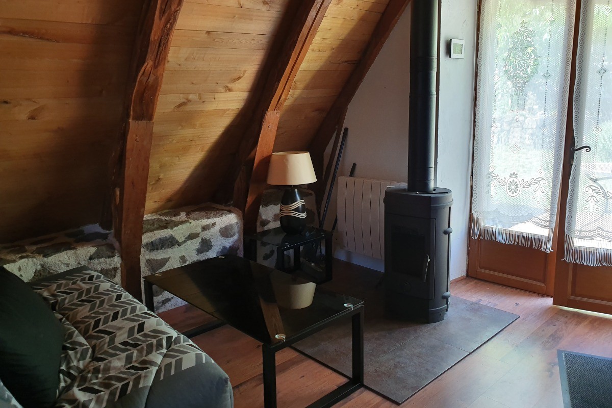 LA PIECE A VIVRE LE POELE A BOIS