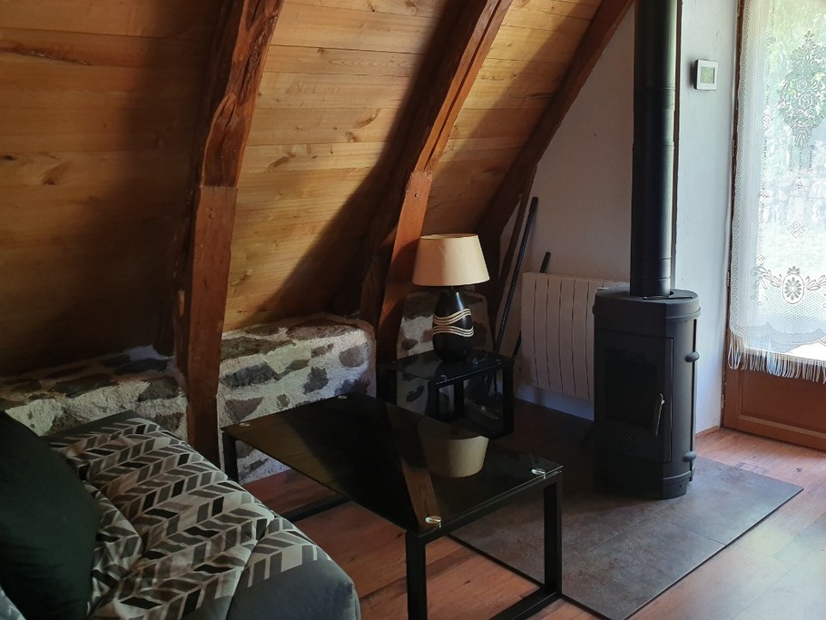 LA PIECE A VIVRE LE POELE A BOIS