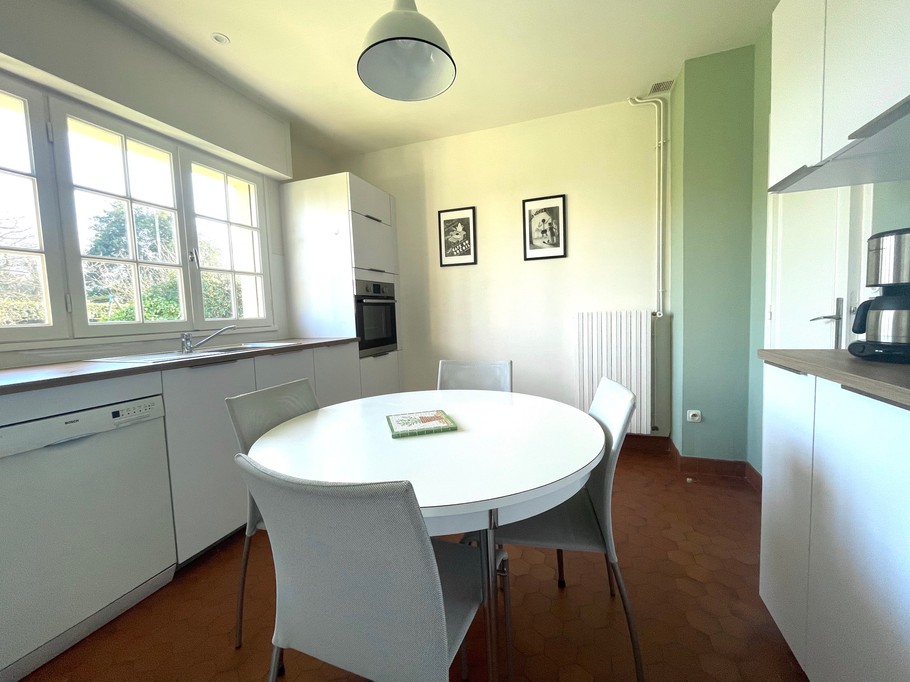 Cuisine avec fenêtre sur jardin