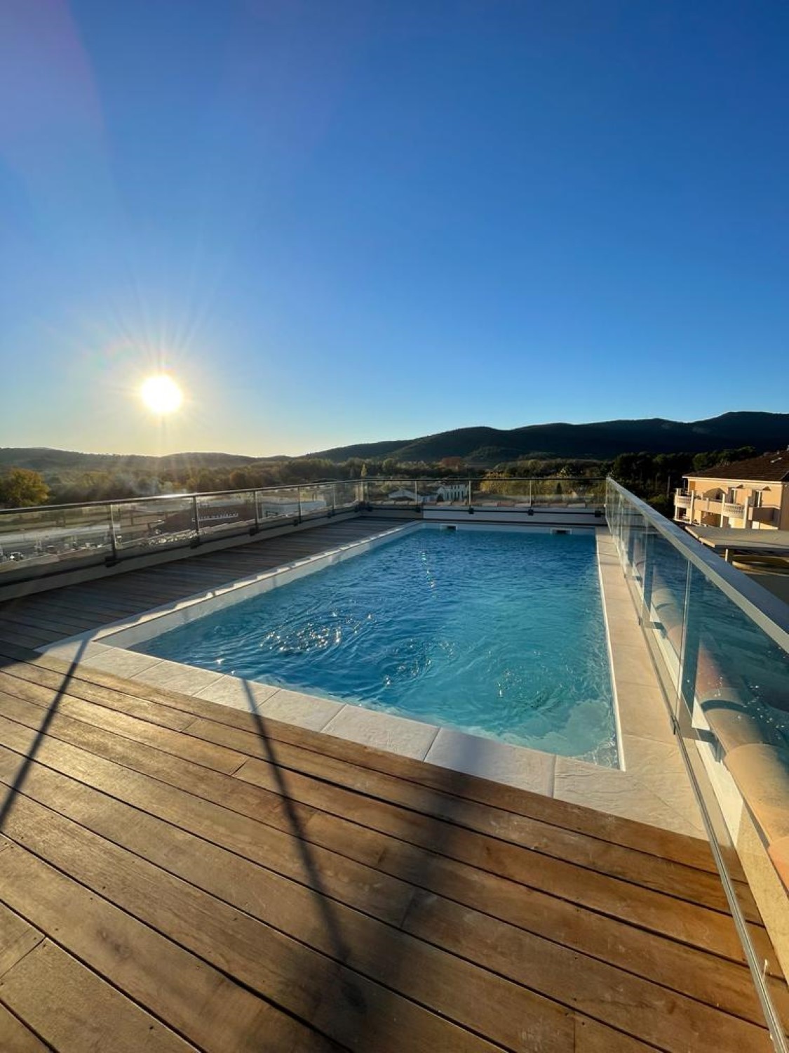 La piscine sur le toit de la résidence, ouverte d'avril à octobre