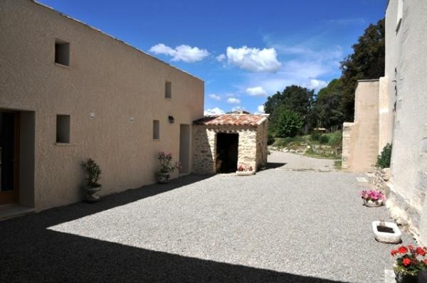 Les Ânes de Forcalquier : cour et bâtisse meublé