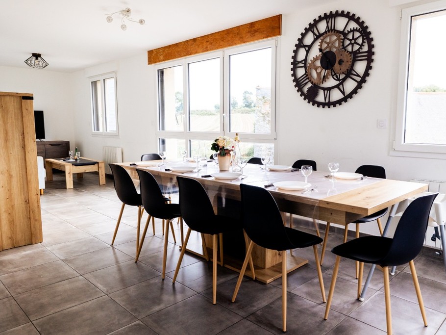 Cuisine entièrement équipée, coin salon et coin séjour avec table à manger