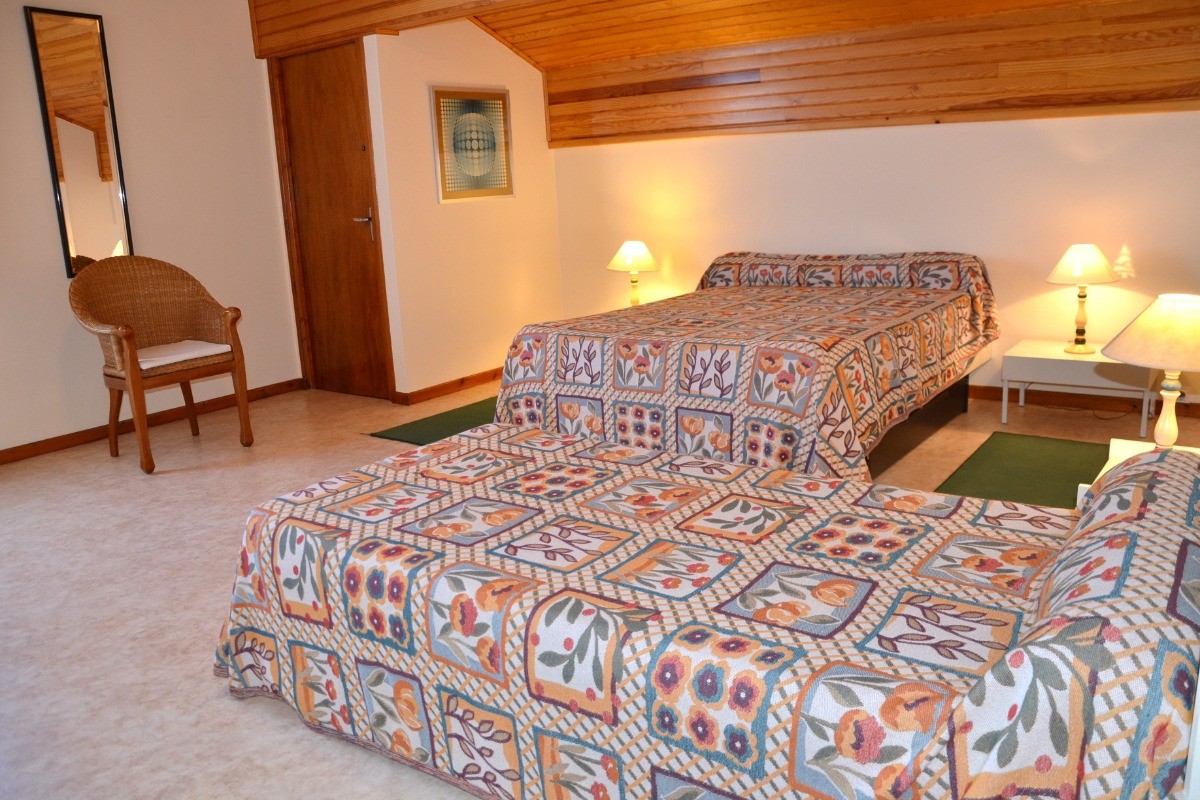 Chambre 1 sud avec lit 140 cm et lit 90 cm