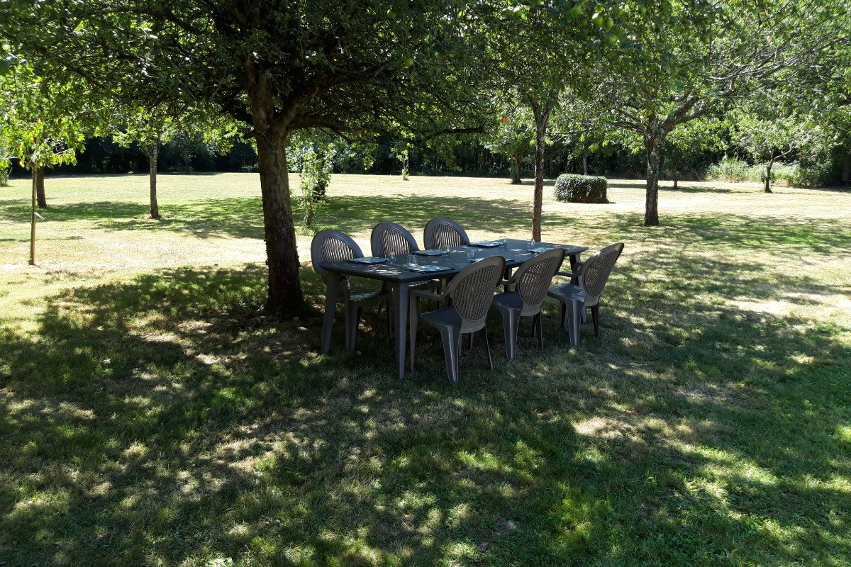 , et lorsqu'il fait chaud, manger sous les pommiers