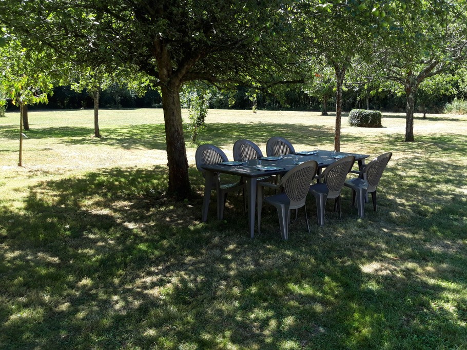, et lorsqu'il fait chaud, manger sous les pommiers