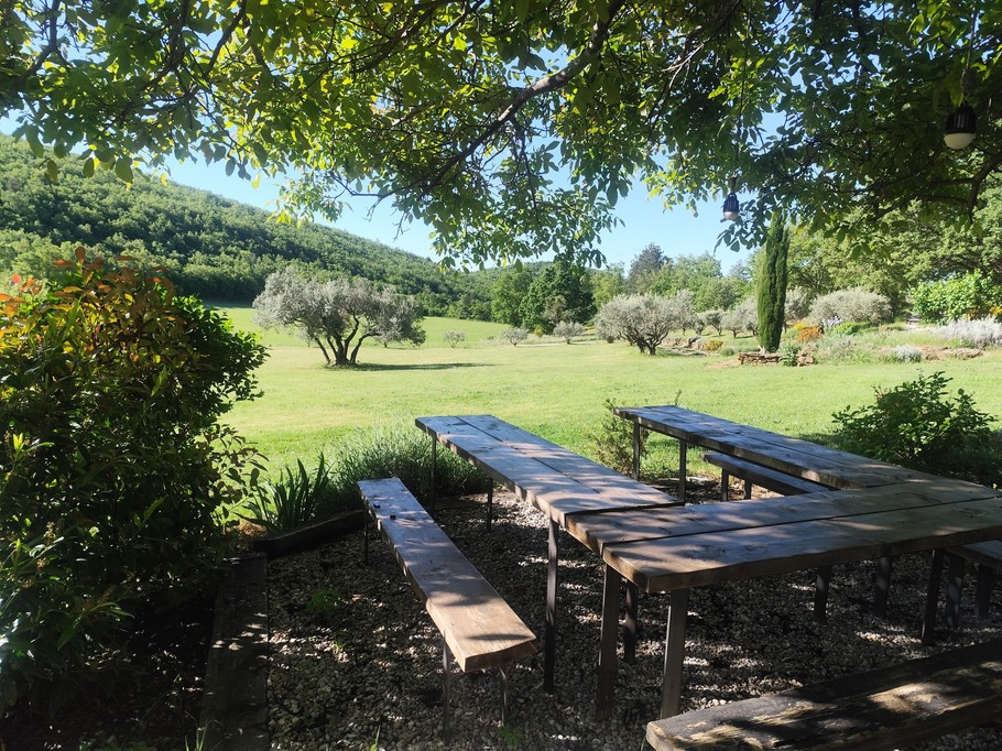 Table sous le noyer