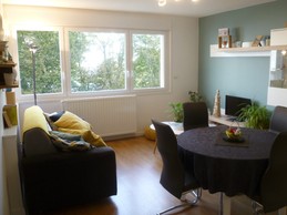 coin avec repas, salon, TV et accès WIFI