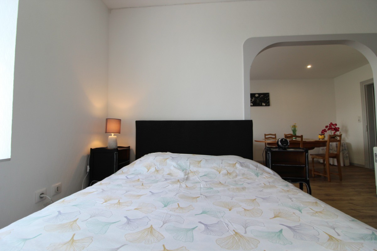 Coin chambre - Appartement Chez Reine - Location de vacances - Étival-Clairefontaine