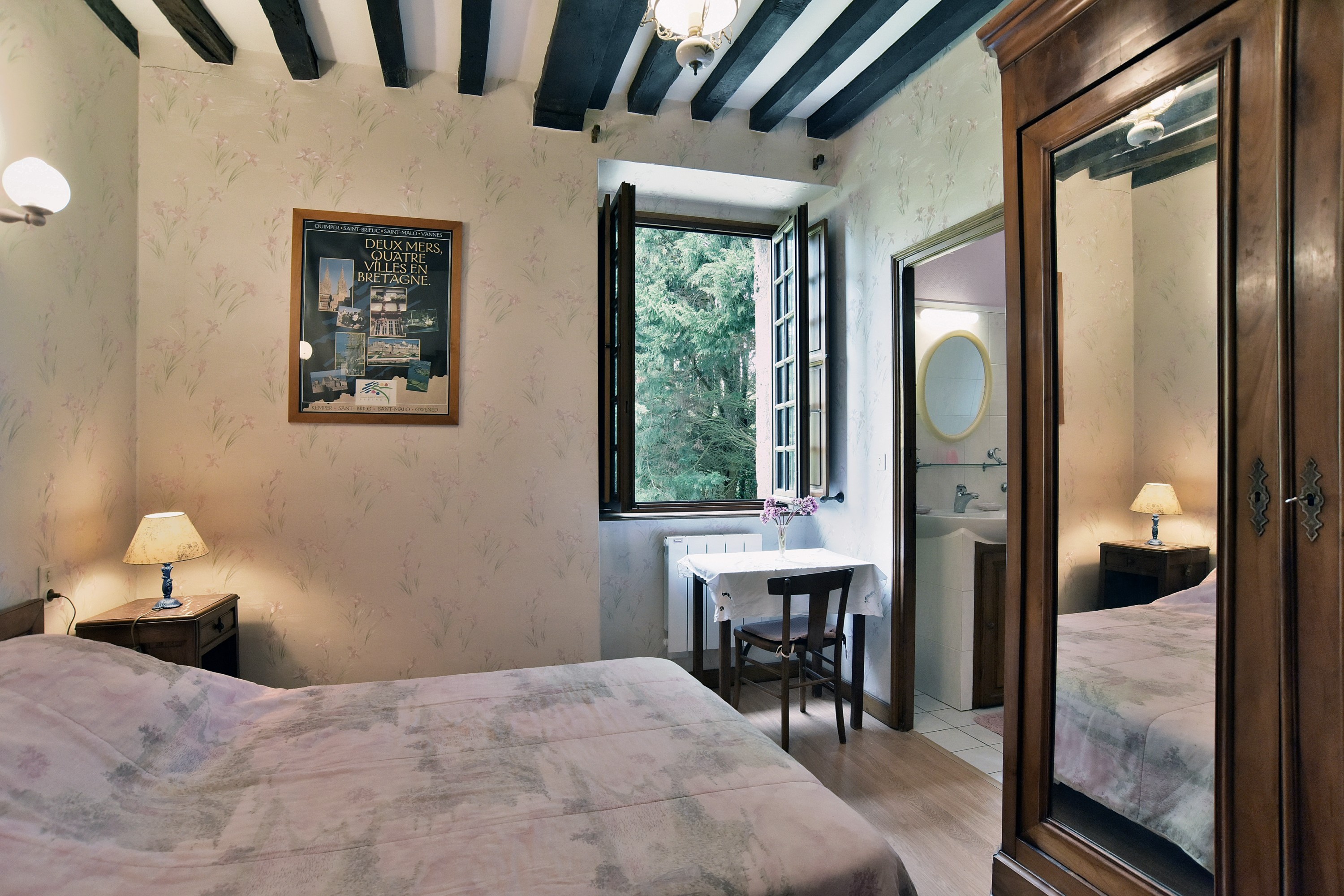 Chambre 3-4 : pour 1 à 3 personne (1 lit 140 cm x 190 cm et 1 lit 120 cm x 190 cm dans 2 pièces communicante). Une salle d'eau communicante. Un WC réservé.