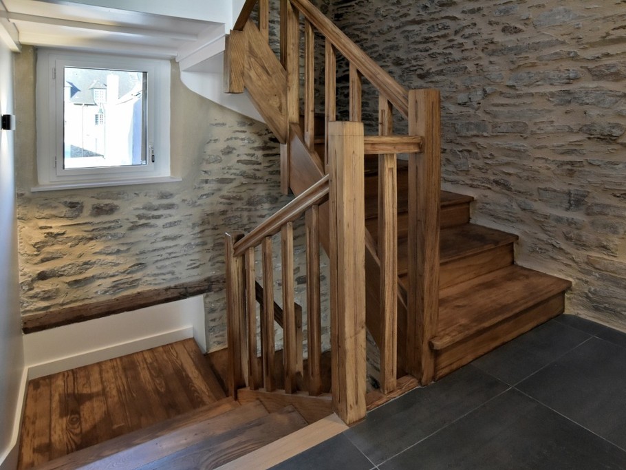 Escalier d'accès au 1er étage. Bâtisse entièrement rénovée, avec les pierres de pays d'origine apparentes.