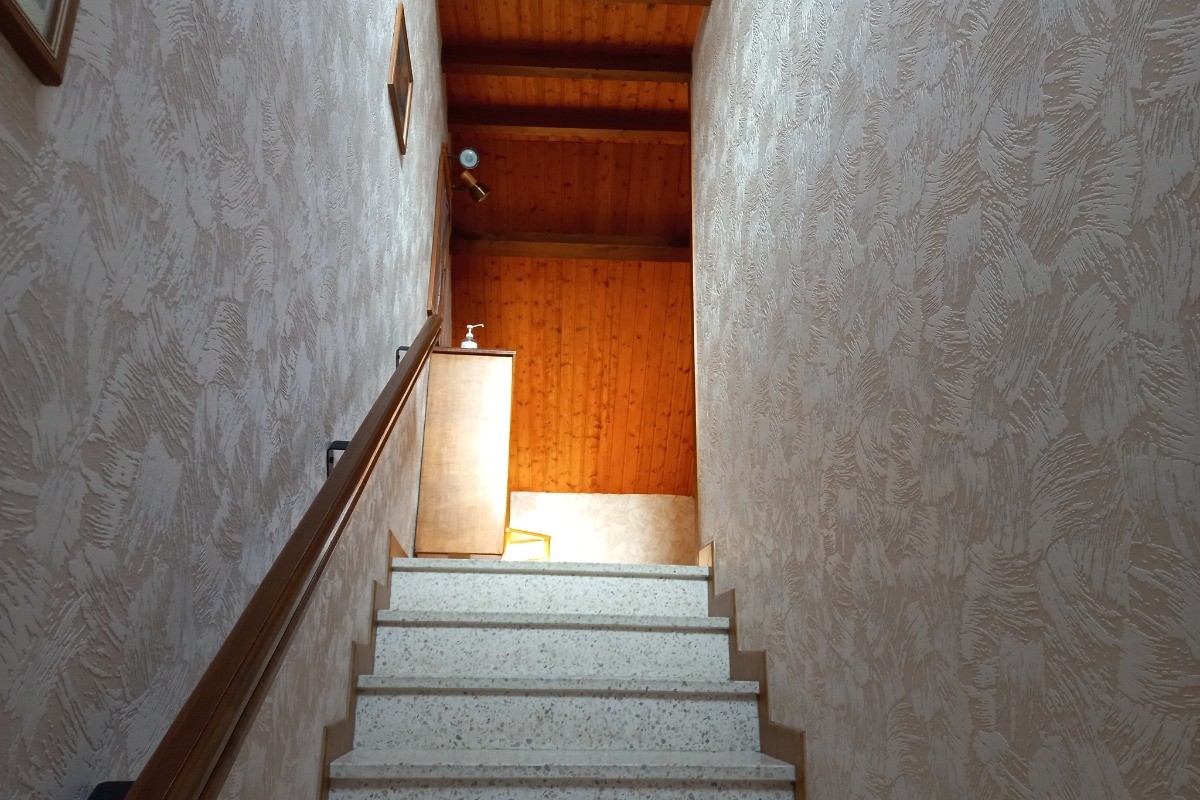 Accès à un hall entièrement privatif permettant le stockage de matériel. Escalier intérieur privatif avant l'entrée dans le logement.