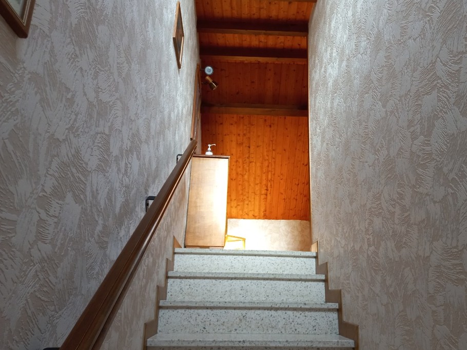 Accès à un hall entièrement privatif permettant le stockage de matériel. Escalier intérieur privatif avant l'entrée dans le logement.