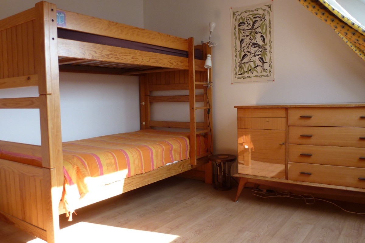 CHAMBRE N°3 AVEC LITS SUPERPOSES DE 0,90 M ET 1 LIT SIMPLE