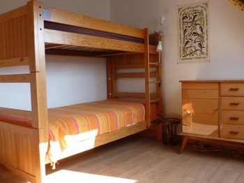 CHAMBRE N°3 AVEC LITS SUPERPOSES DE 0,90 M ET 1 LIT SIMPLE