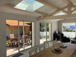 Séjour avec salon et poêle à bois