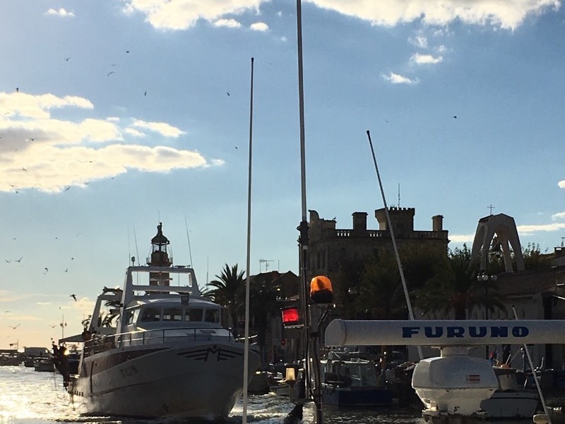 Retour au port des bateaux de pêche des