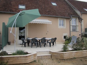 Les Oiseaux : détente sur la terrasse, côté jardin.