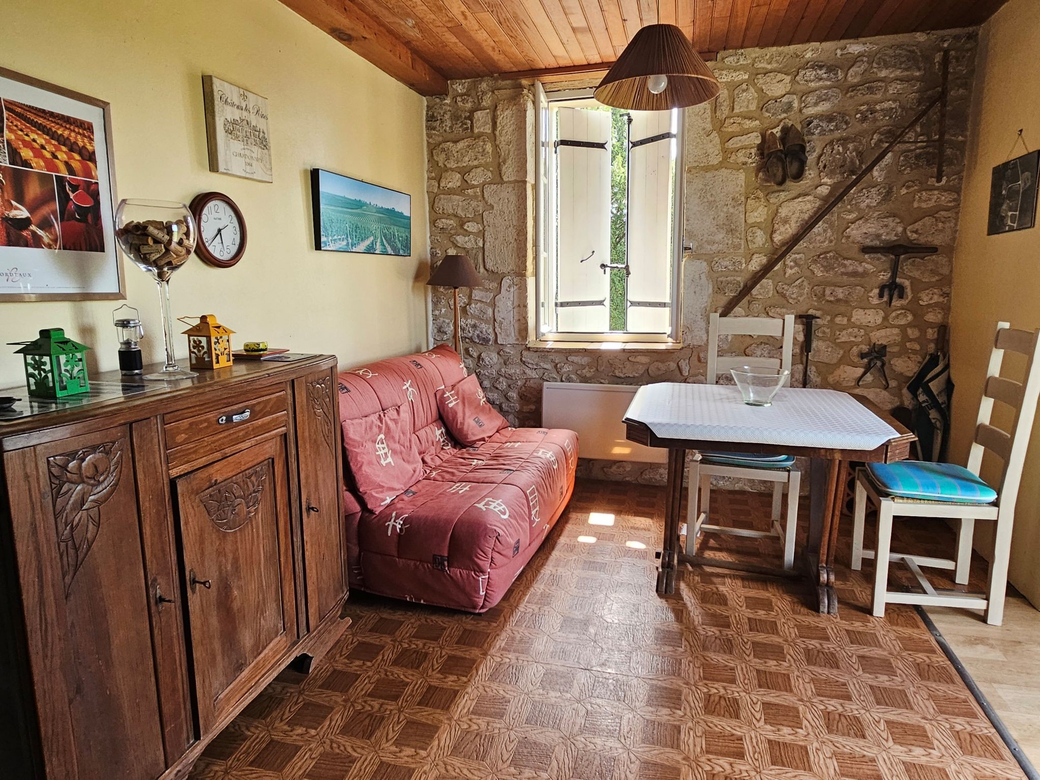 Le gite du Cramail au 1er étage avec entrée indépendante proche de St Emilion et de Duras, au milieu du vignoble bordelais