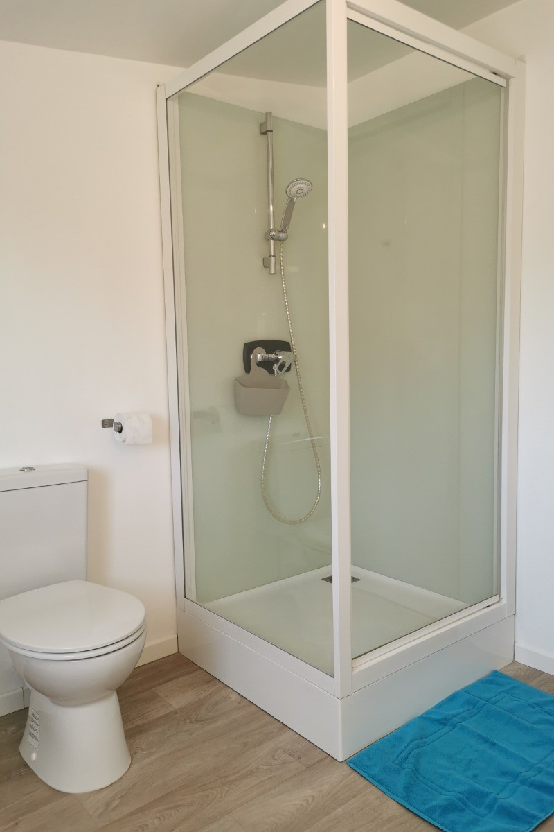 salle d'eau avec douche et WC
