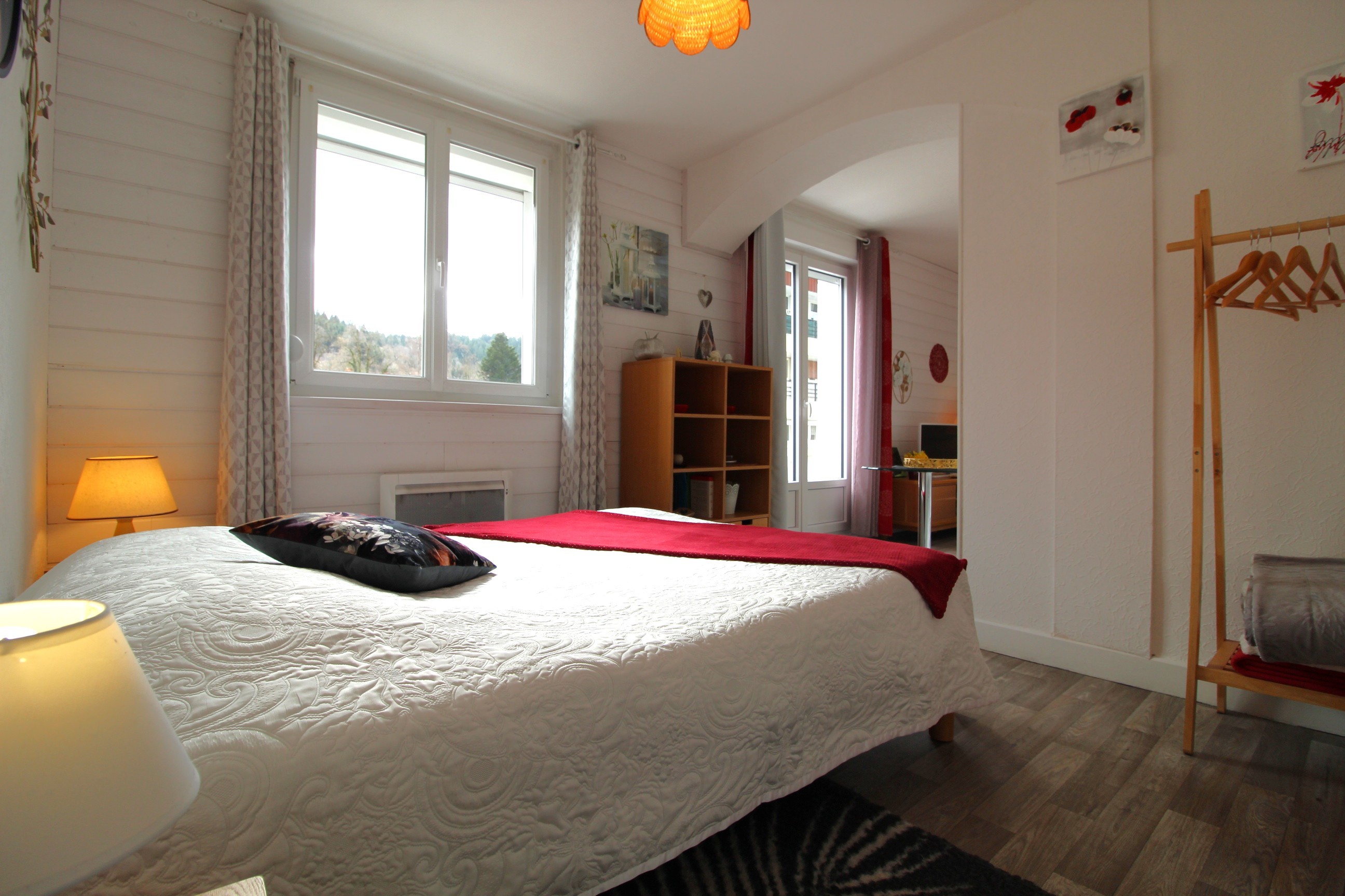 Chambre n°2 ouverte sur le salon - Gîte Chez Malou
