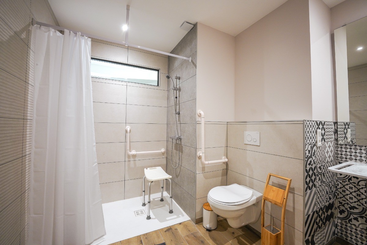 Salle d'eau PMR au rez de chaussée - attenante à la chambre Lin (porte à galandage)