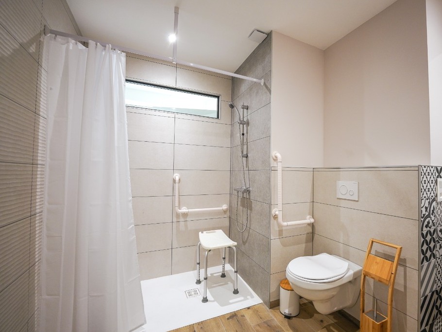 Salle d'eau PMR au rez de chaussée - attenante à la chambre Lin (porte à galandage)