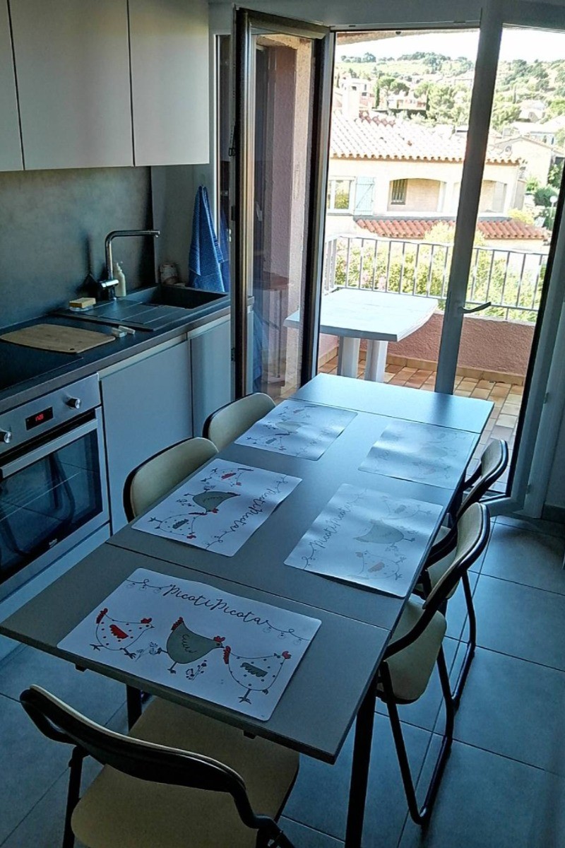 exemple d'aménagement coin repas pour 5 couverts