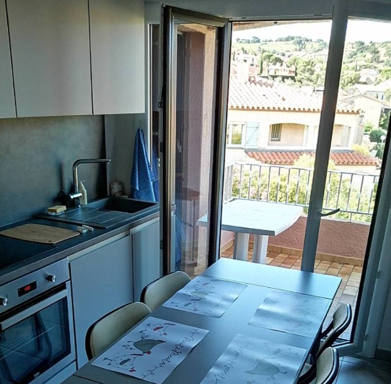 exemple d'aménagement coin repas pour 5 couverts