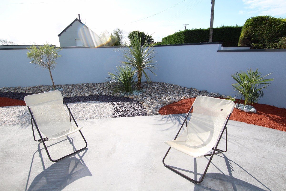 terrasse et jardin minéral devant la piscine