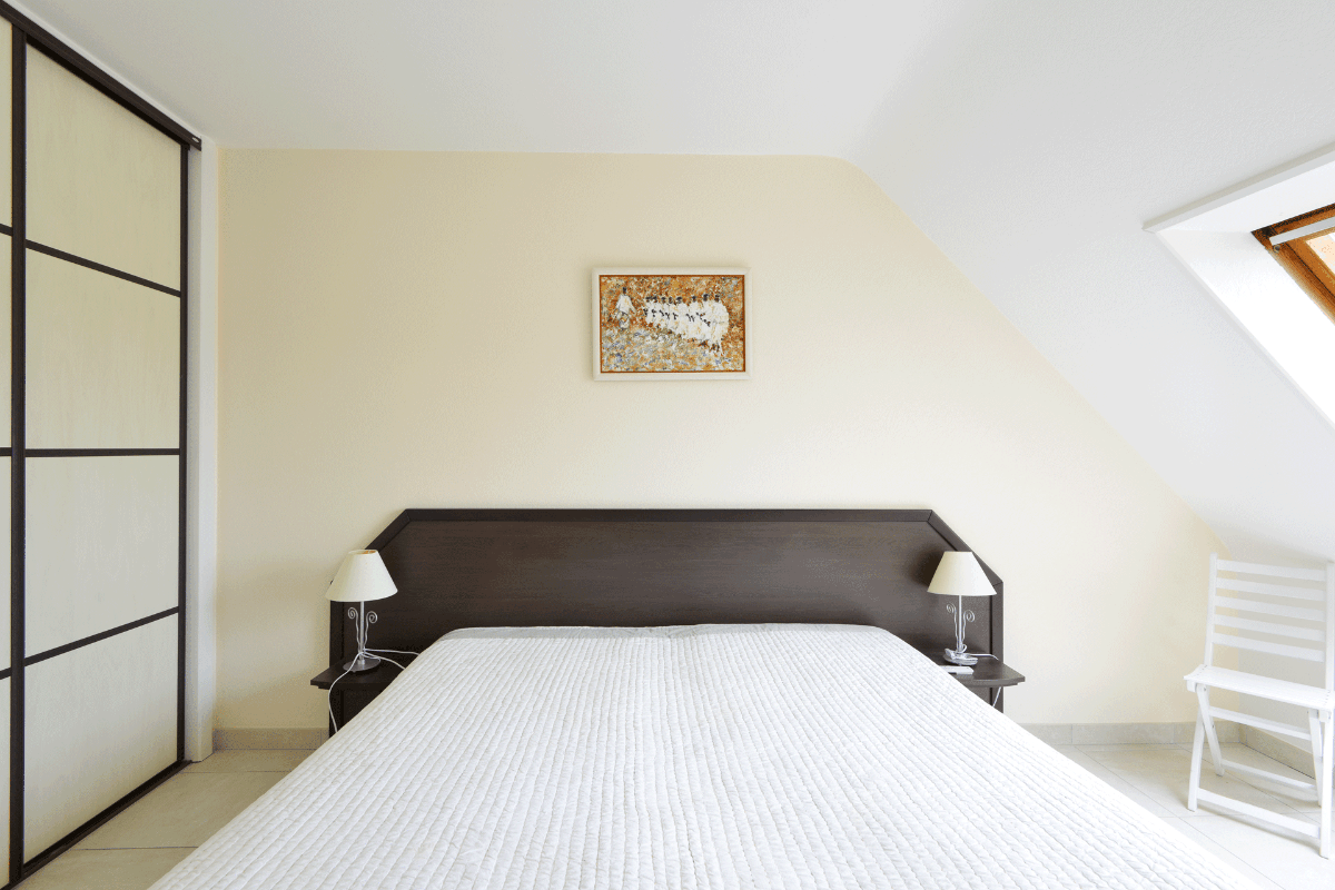 Chambre n°1  (lit 2 x 90 cm) avec salle d'eau et wc attenants.