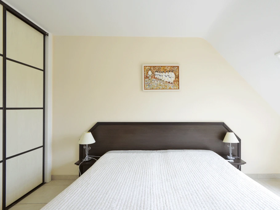 Chambre n°1 (lit 2 x 90 cm) avec salle d'eau et wc attenants.