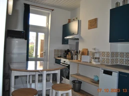 Cuisine lumineuse complète comprenant  une plaque induction, un four, 1 lave vaisselle, un combiné frigo congélateur, un micro onde, une cafetière, un grille pain, un cafetière expresso (Appartement L'entre 2 Caps)