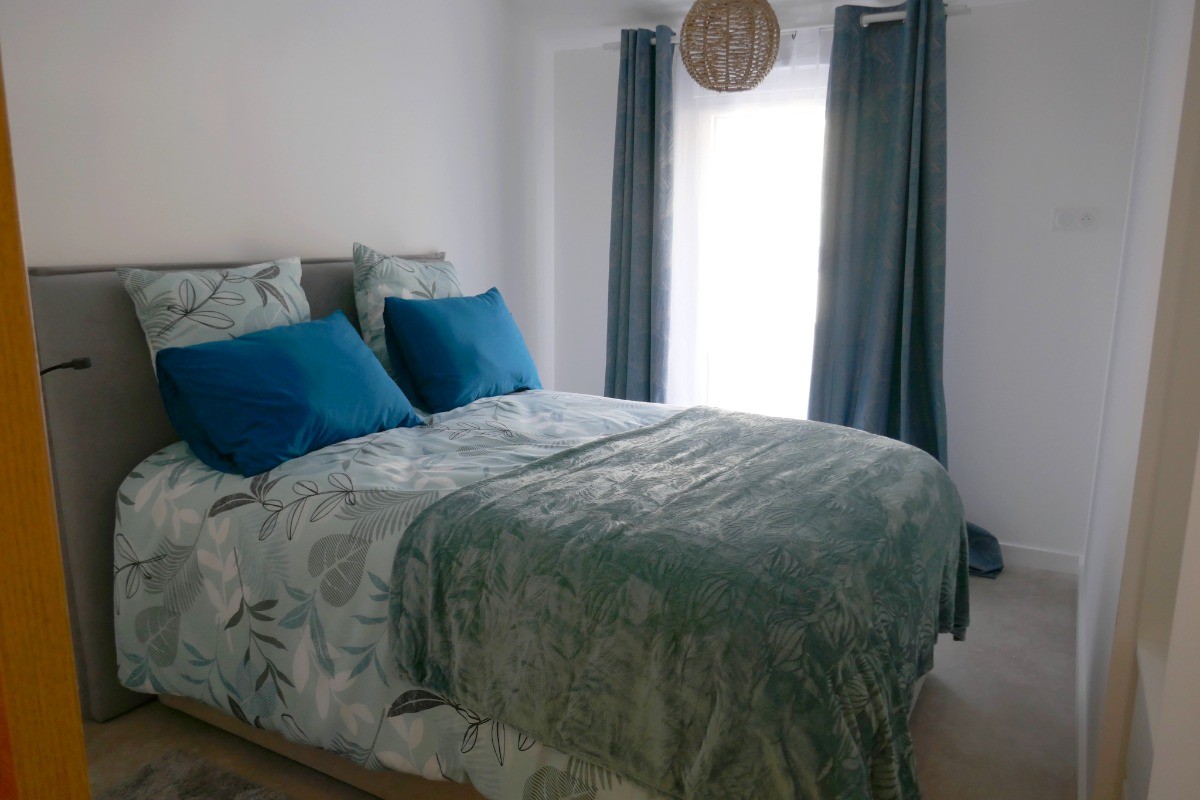 Bedroom with double bed (140cm)