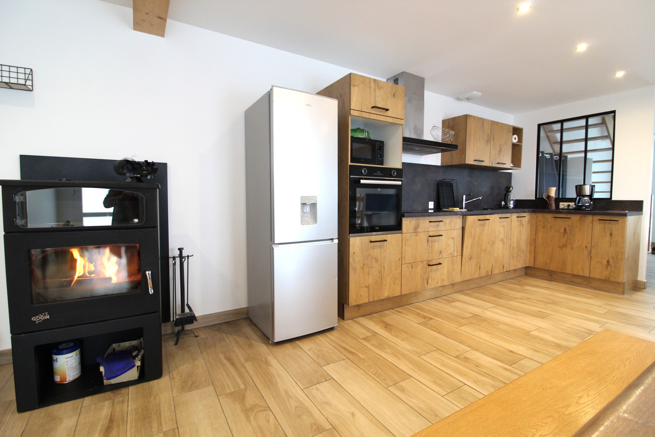 Cuisine ouverte sur le salon séjour - Chez Gigi et Malou Gîte Jonquille