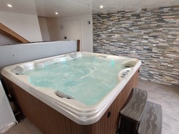 Jacuzzi avec espace douche et toilettes